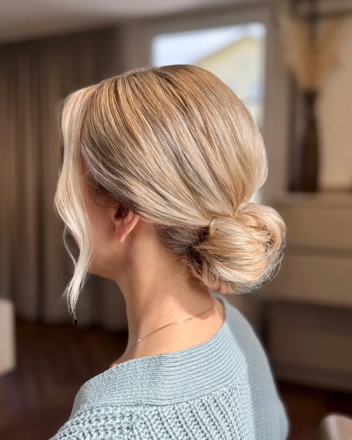 Tief gesteckter blonder Dutt – ein Look aus dem Styling Workshop