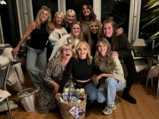 Liebe Shyanna

Die Zeit mit dir ist wie im Flug vergangen, doch auch wenn du nur kurze Zeit bei uns warst, war diese Zeit so intensiv und bereichernd. Mit deiner offenen, warmen Art hast du unser Herz im Sturm erobert und unser Team schöner gemacht. Wir durften zusammen lachen, weinen und viele besondere Gespräche führen, die uns noch lange in Erinnerung bleiben werden.
Wir sind dir von Herzen dankbar für all das, was du bei uns hinterlassen hast. Du wirst uns fehlen, und doch bleibst du immer ein Teil von Sisters. Für deinen neuen Lebensweg als Arbeitsagogin wünschen wir dir Glück, Erfolg und ganz viel Freude.
Und vergiss nicht: unsere Türen stehen dir immer offen. ❤️