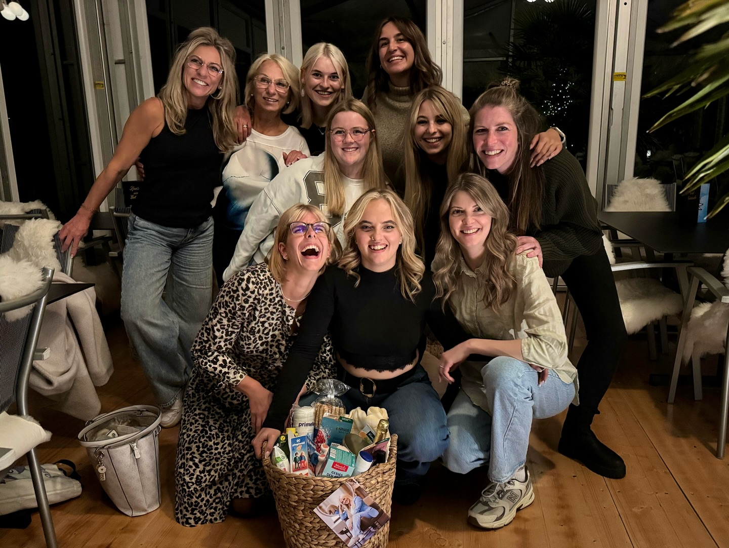 Liebe Shyanna

Die Zeit mit dir ist wie im Flug vergangen, doch auch wenn du nur kurze Zeit bei uns warst, war diese Zeit so intensiv und bereichernd. Mit deiner offenen, warmen Art hast du unser Herz im Sturm erobert und unser Team schöner gemacht. Wir durften zusammen lachen, weinen und viele besondere Gespräche führen, die uns noch lange in Erinnerung bleiben werden.
Wir sind dir von Herzen dankbar für all das, was du bei uns hinterlassen hast. Du wirst uns fehlen, und doch bleibst du immer ein Teil von Sisters. Für deinen neuen Lebensweg als Arbeitsagogin wünschen wir dir Glück, Erfolg und ganz viel Freude.
Und vergiss nicht: unsere Türen stehen dir immer offen. ❤️