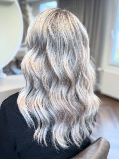 Kühle Dimensionen, die Tiefe und Ausdruck verleihen. 🧊 

#blonde #blondehair #balayage #balayagespecialist #longhair #beforeandafter #waves #beachwaves #hair #labiosthétique #arbon #thurgau #schweiz #switzerland #sistershairlounge