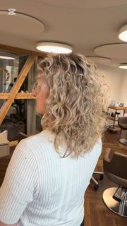 Fresh curls, soft shine💛🌞☀️

#sistershairlounge #arbon #labiosthetique