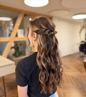 HANDarbeit🫶🏼✨

#hairstyle #halfuphalfdownhairstyle #summerhair #romantic #sistershairlounge