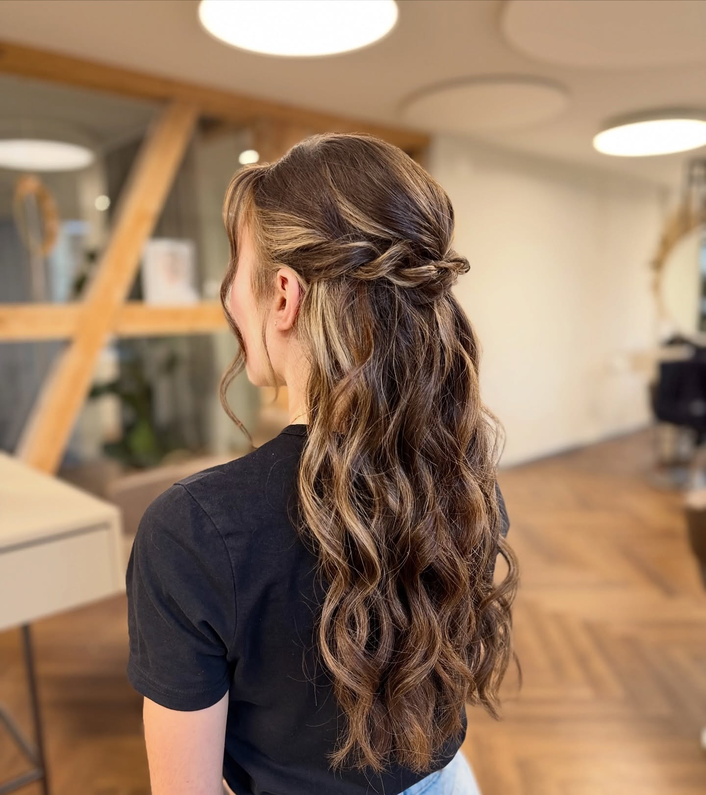 HANDarbeit🫶🏼✨

#hairstyle #halfuphalfdownhairstyle #summerhair #romantic #sistershairlounge