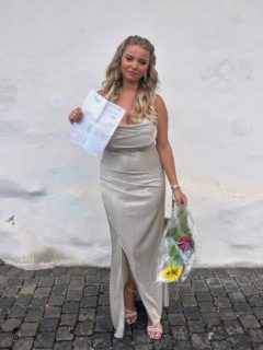 Herzliche Gratulation, Donita!🫶🏼

Du hast deine Lehre erfolgreich bestanden-wir sind unglaublich stolz auf dich!
Wir wünschen dir für deine berufliche und private Zukunft von ❤️en alles Gute, viel Erfolg und ganz viel Freude auf deinem weiteren Weg!
#lehrabschlussprüfung #coiffeursuisse #happy #sistershairlounge #gratulation
